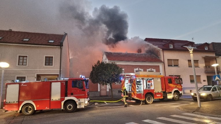 Požar na krovu kuće u centru Požege, ljudi istrčali na cestu: "Sve je izgorjelo"