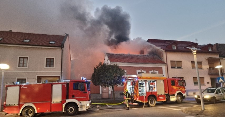 Požar na krovu kuće u centru Požege, ljudi istrčali na cestu: "Sve je izgorjelo"