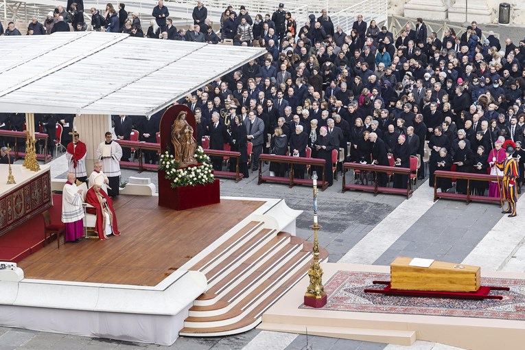 Papa Franjo predvodio misu za Benedikta XVI., usporedio ga s Isusom