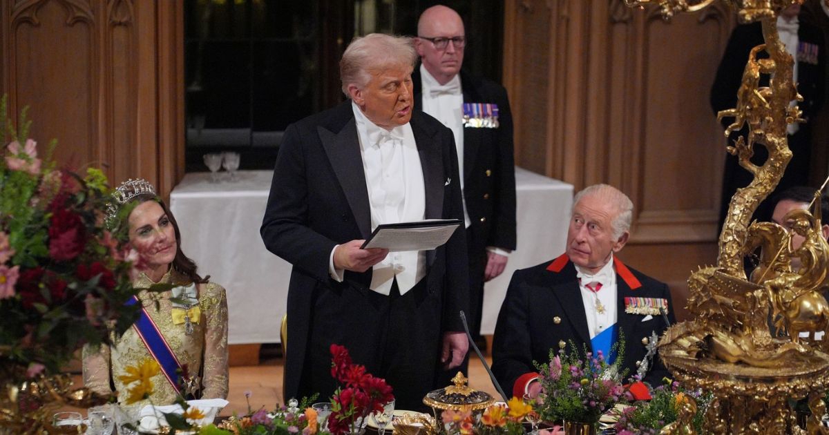 Ljudi raspravljaju o Trumpovom govoru na kraljevskoj večeri: "Neugodno"