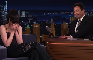 Anne Hathaway doživjela neugodan trenutak u emisiji, svi hvale reakciju voditelja