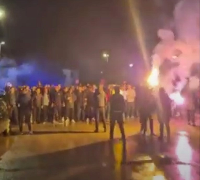 Crnogorski navijači prekinuli bojkot za utakmicu s Hrvatskom. Pogledajte korteo