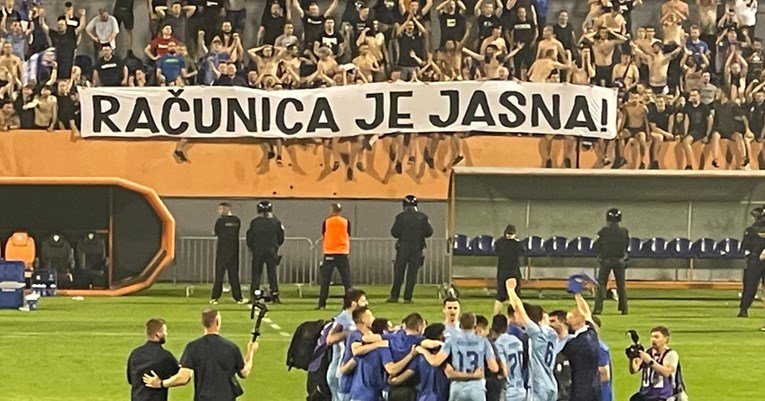 Dinamovi navijači na kraju utakmice razvili transparent i provocirali hajdukovce