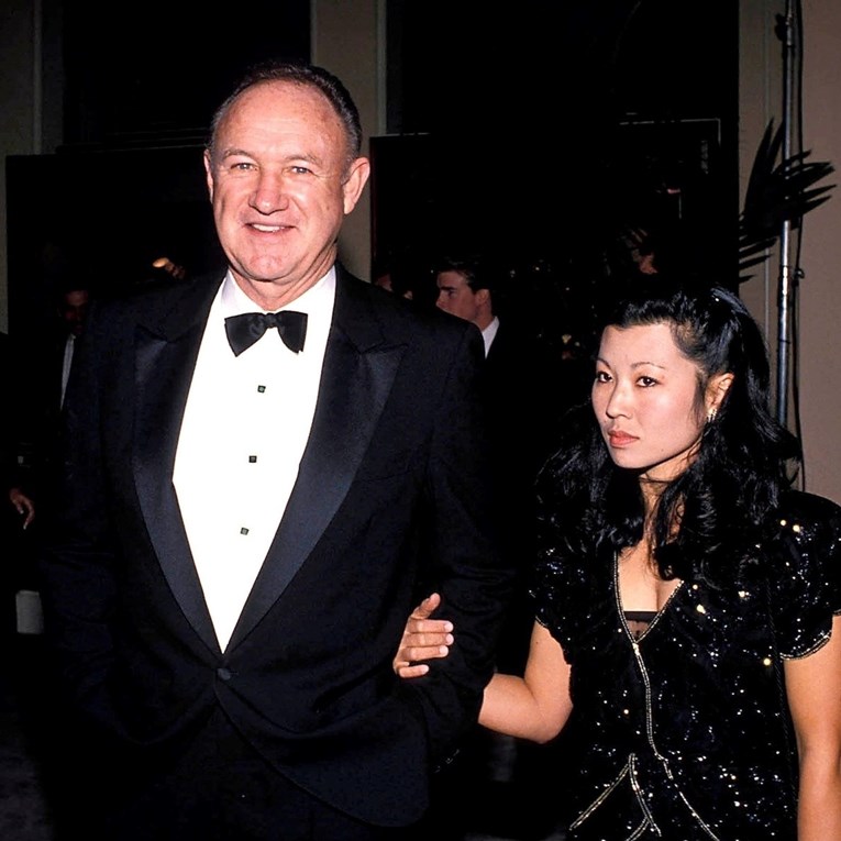 Traje istraga o smrti Hackmana i Betsy. Susjed zvao policiju, koja je našla tijela