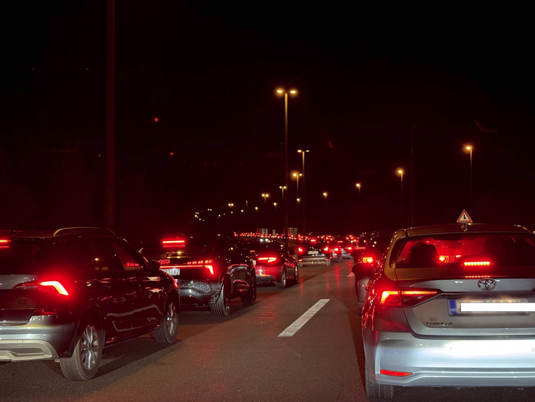 Ovo je A1 kod Bosiljeva oko 22:15, do Zagreba trebalo gotovo 2 sata. "Sve stoji"