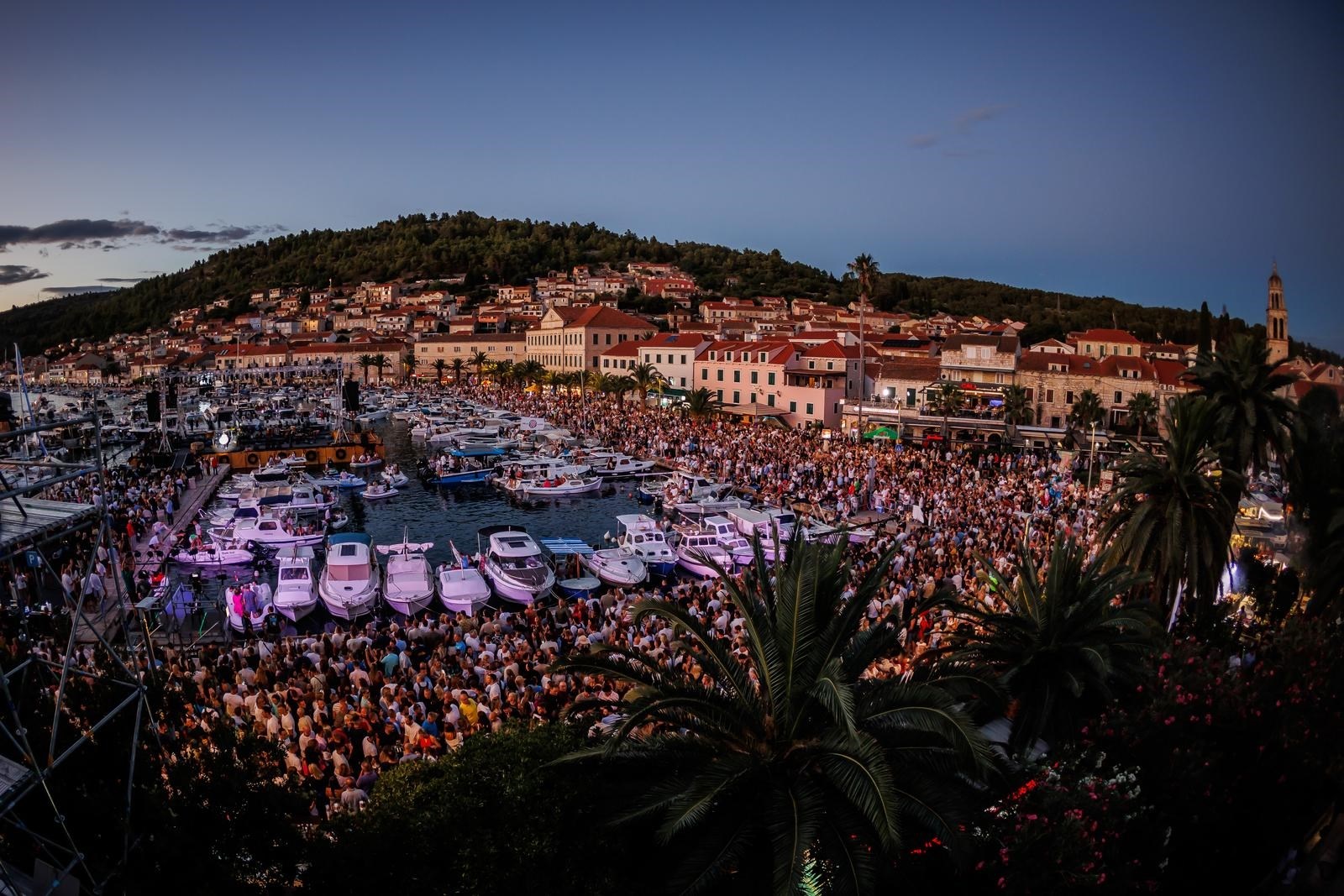 FOTO Koncert Trag u beskraju: Tisuće pjevale Oliverove pjesme, gorjele i baklje