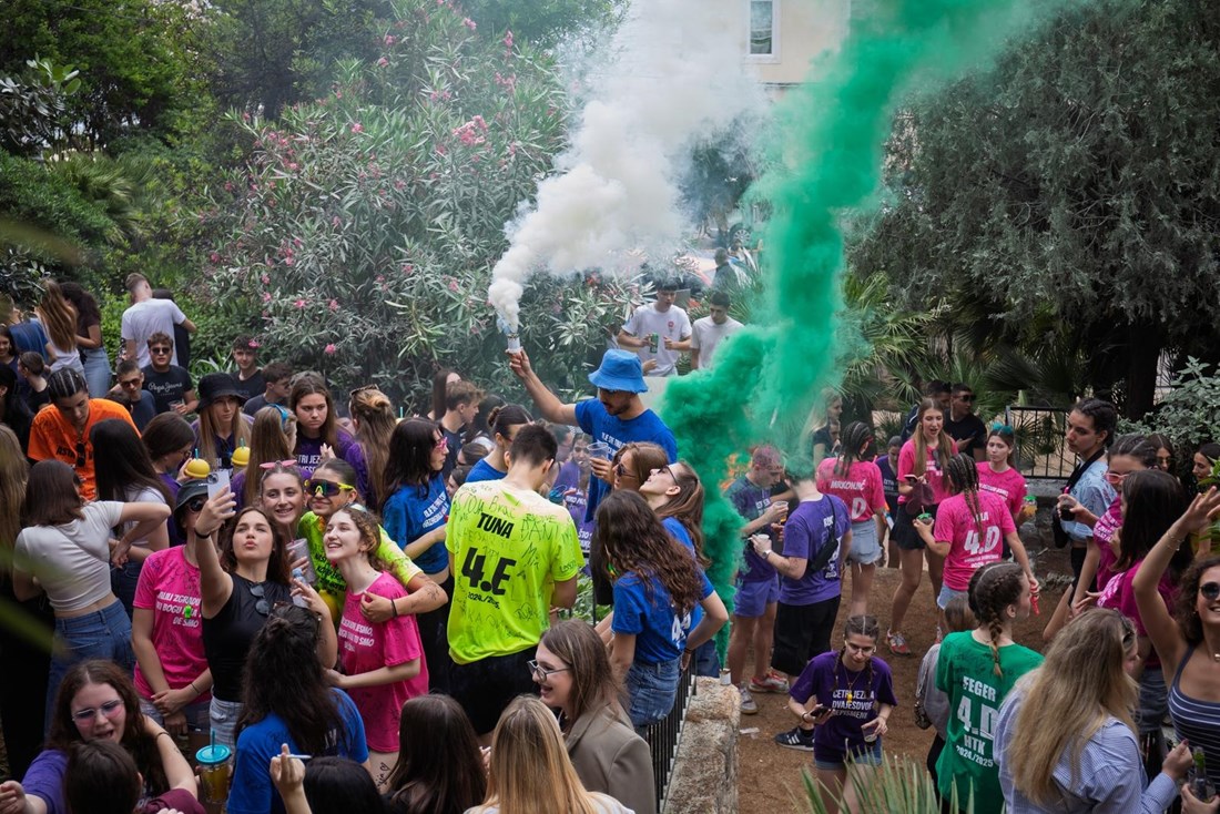 VIDEO Pogledajte kako maturanti slave u Dubrovniku, posla imali i vatrogasci