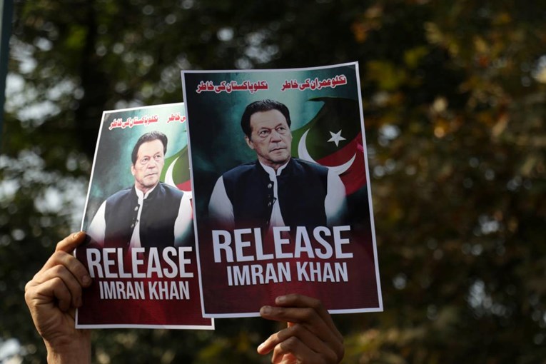 Pakistan novinare proglasio teroristima zbog objava na internetu, idu u zatvor doživotno