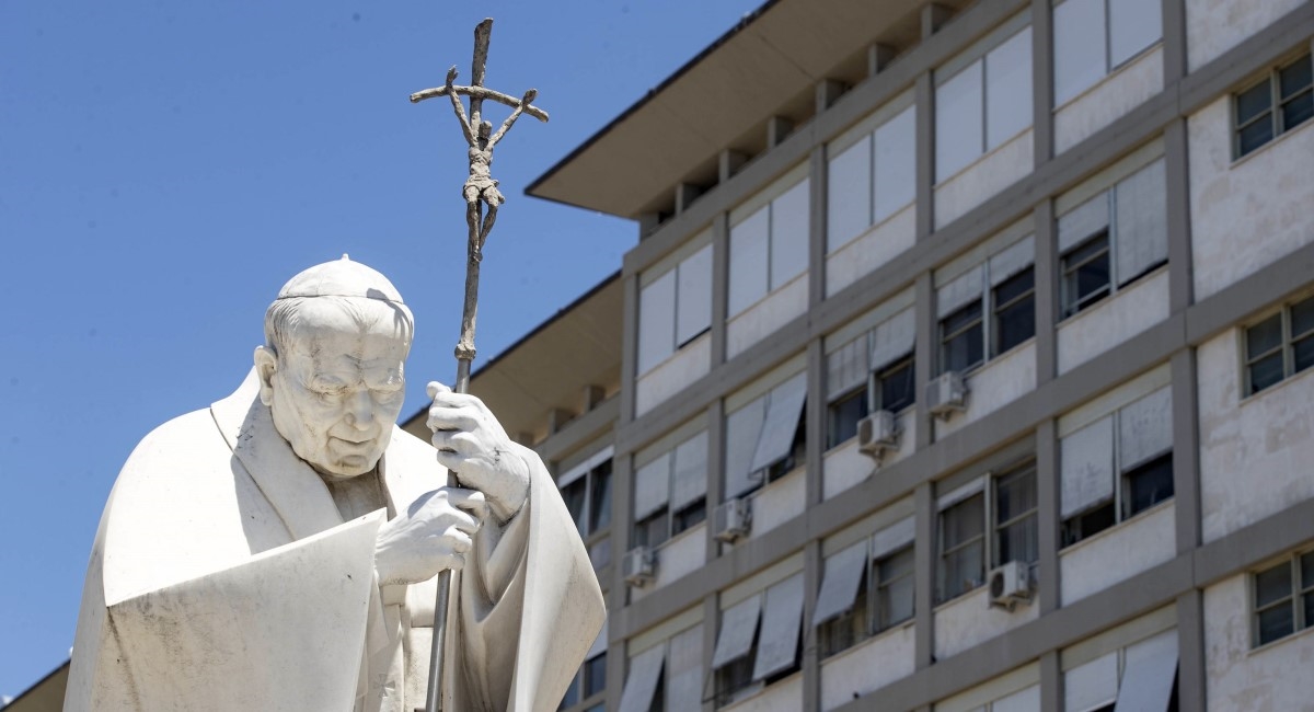 Papa Franjo se dobro oporavlja, u istoj je sobi u kojoj je bio i Ivan Pavao II.