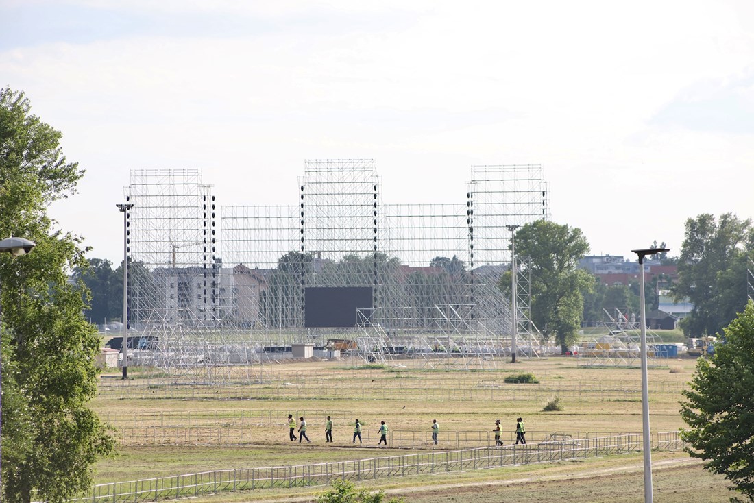 FOTO I VIDEO Pogledajte kako napreduju radovi na Hipodromu za Thompsonov koncert