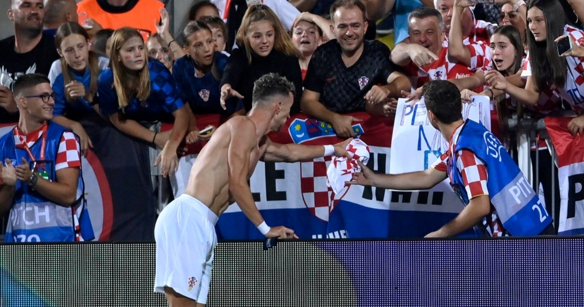 Ivan Perišić nakon utakmice protiv Latvije poklonio dres navijačici