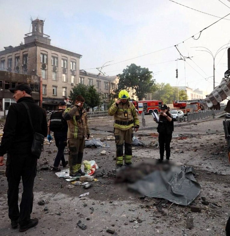 Potresna fotografija iz Kijeva. Spasioci salutiraju ubijenom kolegi