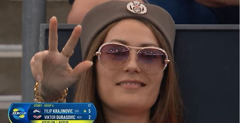Srpska navijačica iz Sydneyja s kokardom i šajkačom postala viralna