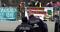 11 aktivista se zalijepilo za autocestu u Berlinu