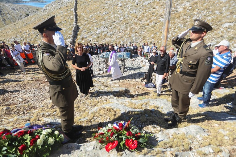 Hrvatska se sjeća 12 heroja, položeni vijenci. "Nikad se nećemo pomiriti da vas nema"