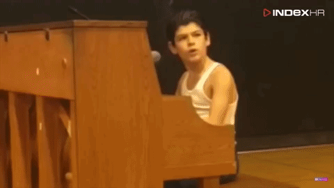 VIDEO Klinac pred čitavom školom izveo Bohemian Rhapsody, snimka postala hit