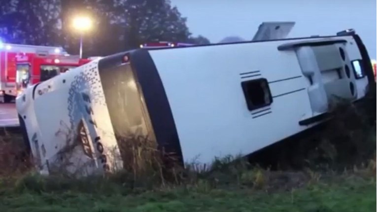Autobus u Njemačkoj sletio s ceste, 32 osobe ozlijeđene