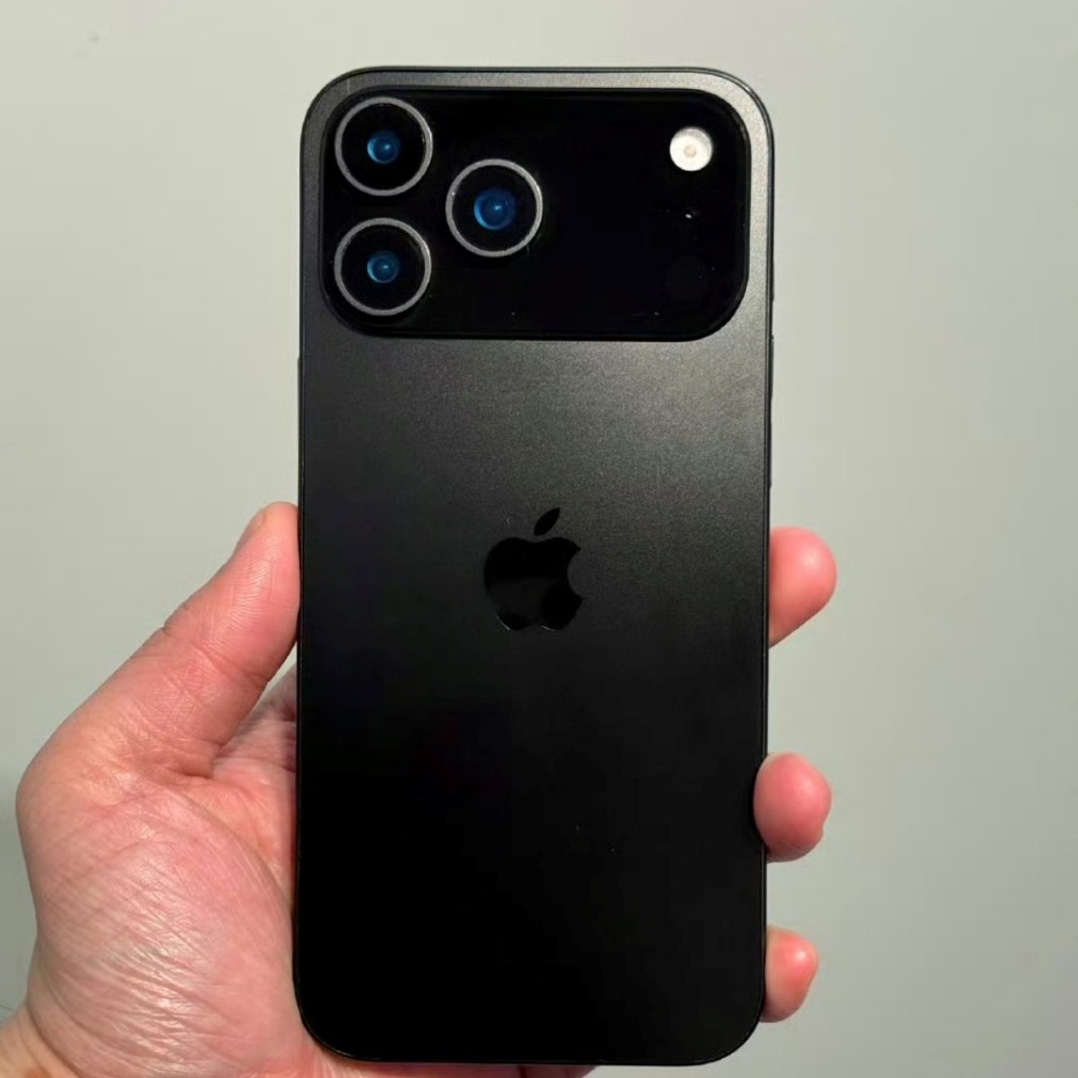 Nova fotka iPhonea 17 Pro izazvala raspravu. Nekima je lijep, drugima ružan