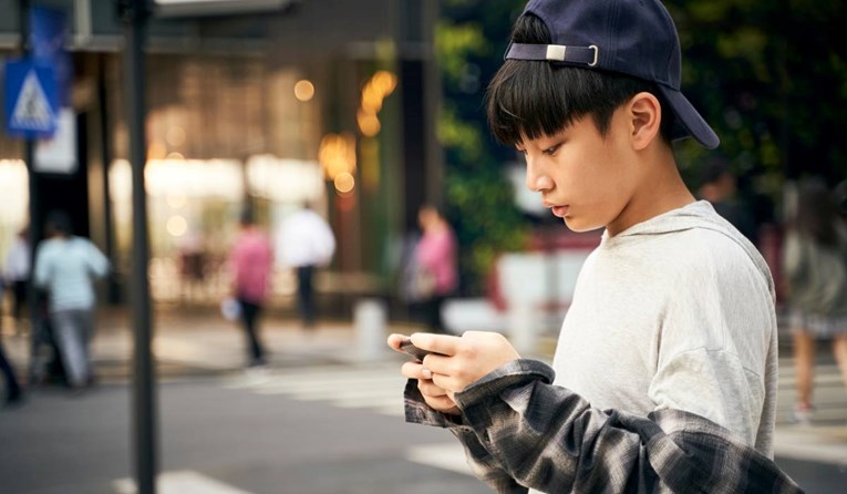 Kina razmatra novi zakon, želi odrediti djeci koliko smiju dnevno biti na mobitelu