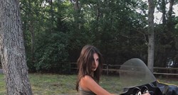Emily Ratajkowski u minijaturnom bikiniju vozila motor