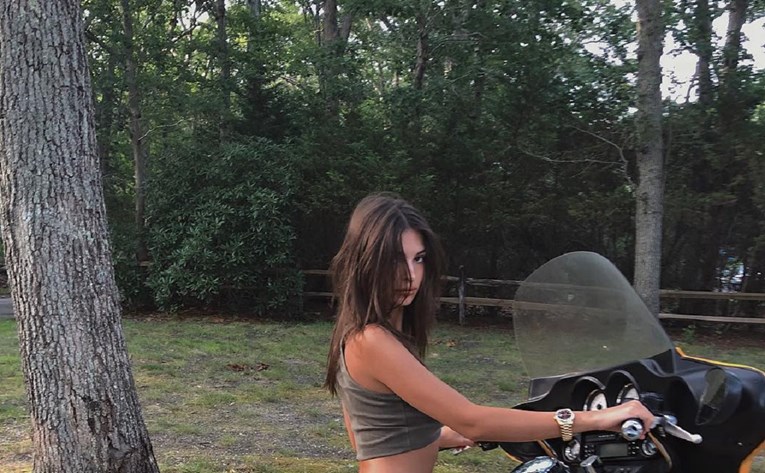 Emily Ratajkowski u minijaturnom bikiniju vozila motor