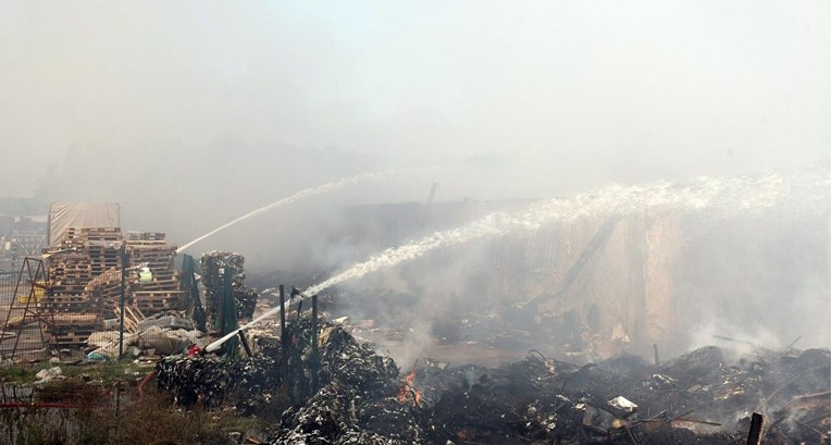 Požar na odlagalištu otpada u Sisku gori više od 24 sata