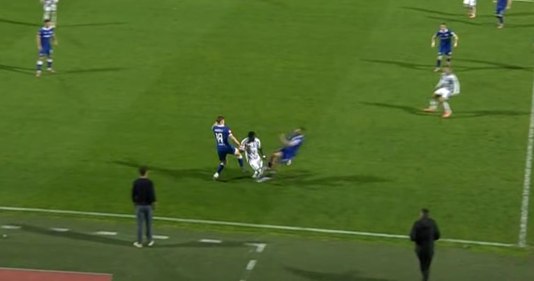 Pogledajte brutalan faul za crveni karton igrača Slavena. Hajdukovci su poludjeli