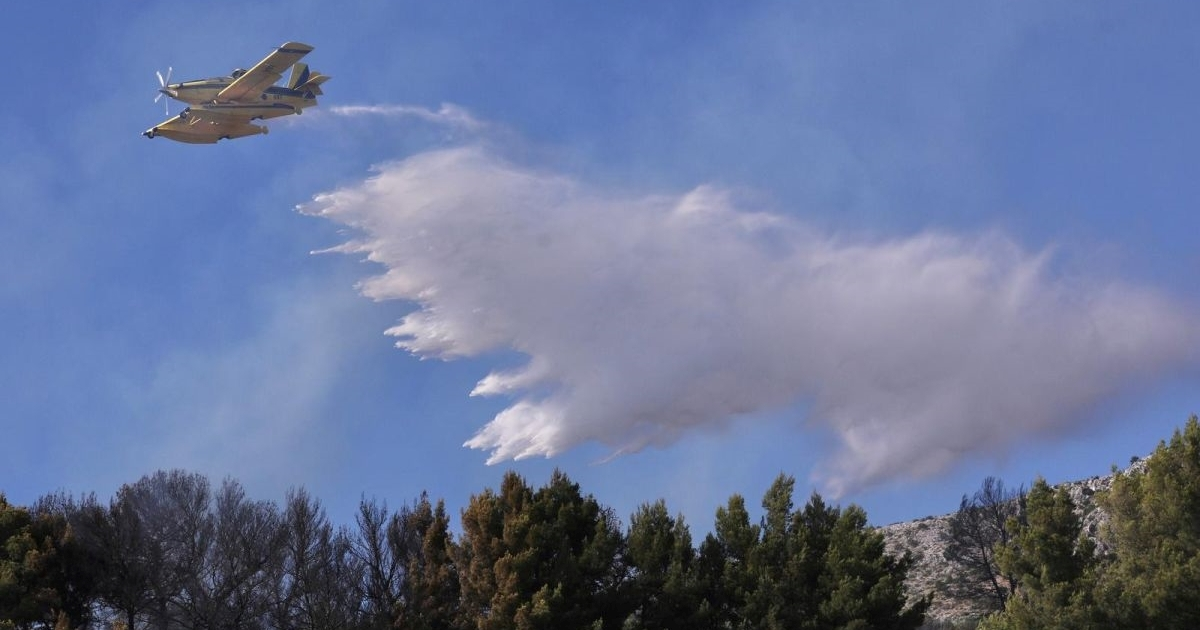 Izbio požar na Ugljanu, vatrogasci i kanaderi brzo intervenirali