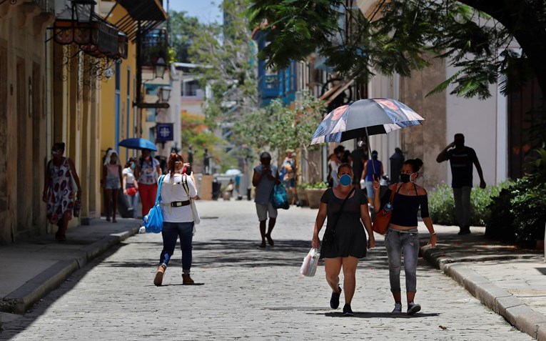 Kuba zbog koronavirusa ukida porez na dolare