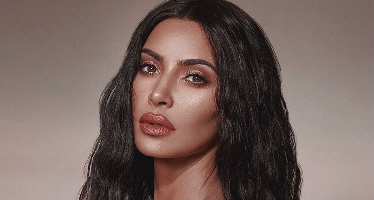 Kim Kardashian pokušava vratiti u modu nakit za zube