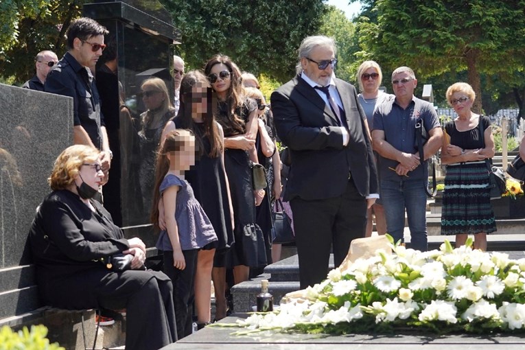 40 dana od smrti Vidoja Ristovića, Nikolina na groblje stigla s njegovom bivšom ženom