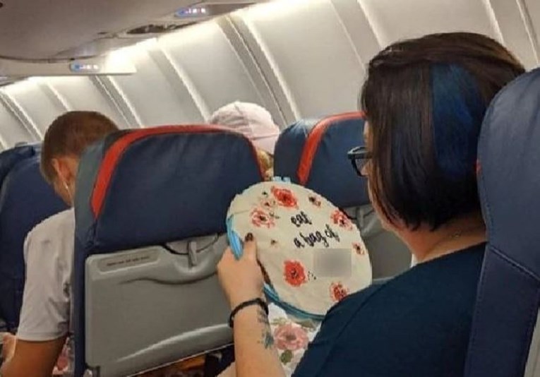 Snimljena kako veze u avionu, fotka postala hit zbog njezine proste poruke
