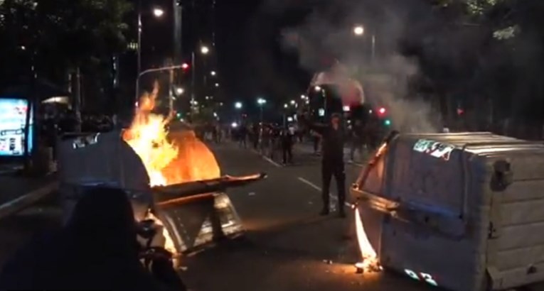 Auto se zaletio na prosvjednike u Beogradu. Letjelo kamenje, gorjeli kontejneri