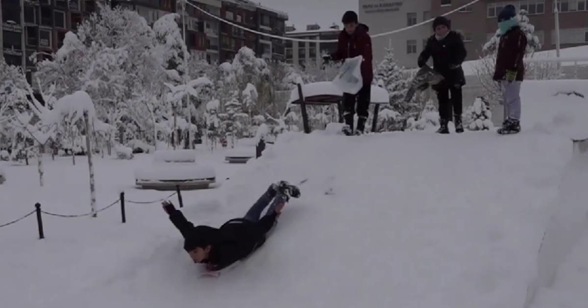 Pola metra snijega u Turskoj zatvorilo škole, a djeca uživaju u zimskim radostima