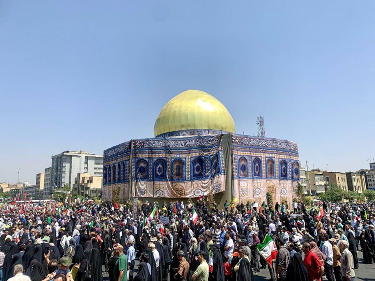 Tisuće Iranaca na ulicama, imam predvodio molitvu s puškom u ruci