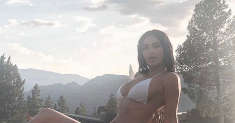 Kim Kardashian pokazala raskošne obline u minijaturnom bijelom bikiniju