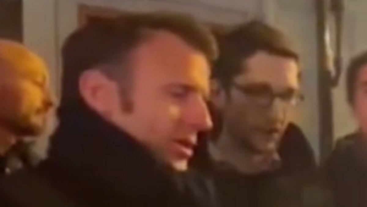 VIDEO Macron pjevao na ulici nakon televizijskog obraćanja o svojoj reformi