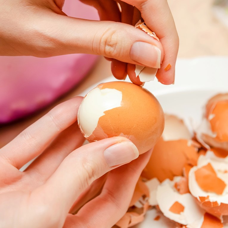 S nekih kuhanih jaja ljuska se guli "u komadu", a s drugih nikako - evo zašto