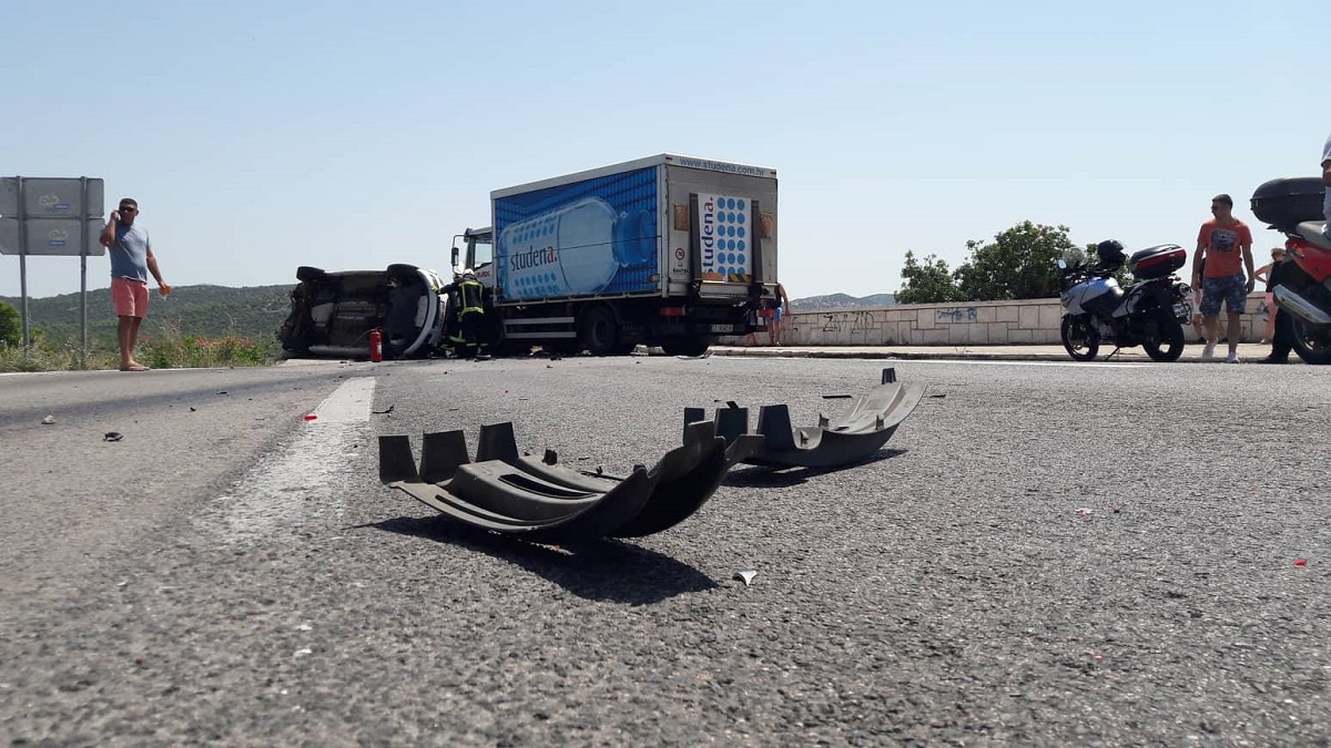 FOTO Teška nesreća na Šibenskom mostu, sudarila se tri automobila i kamion