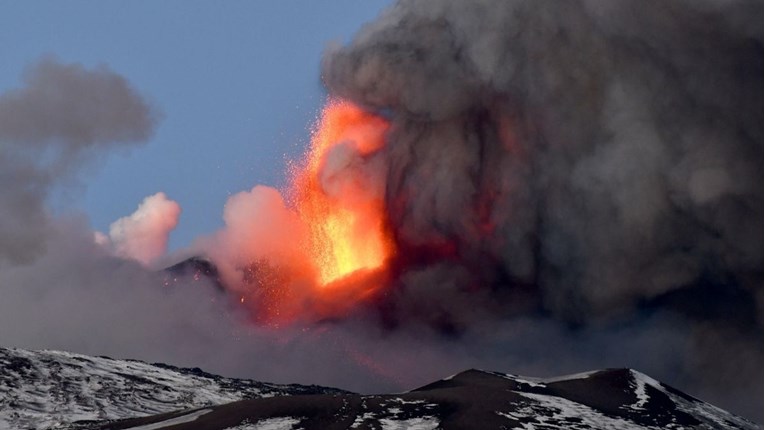 Zračna luka na Siciliji ponovno otvorena nakon erupcije Etne