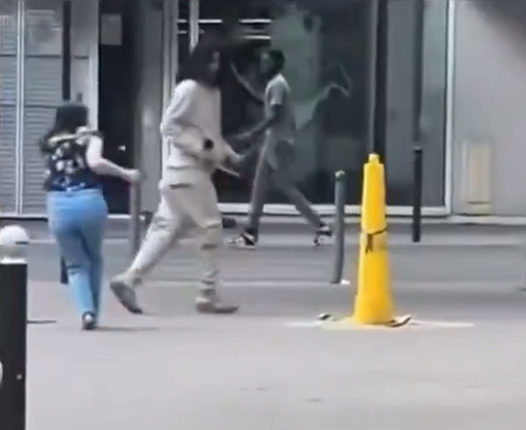 VIDEO Napad nožem u Parizu. Muškarac izbo tri žene, policajac ga svladao