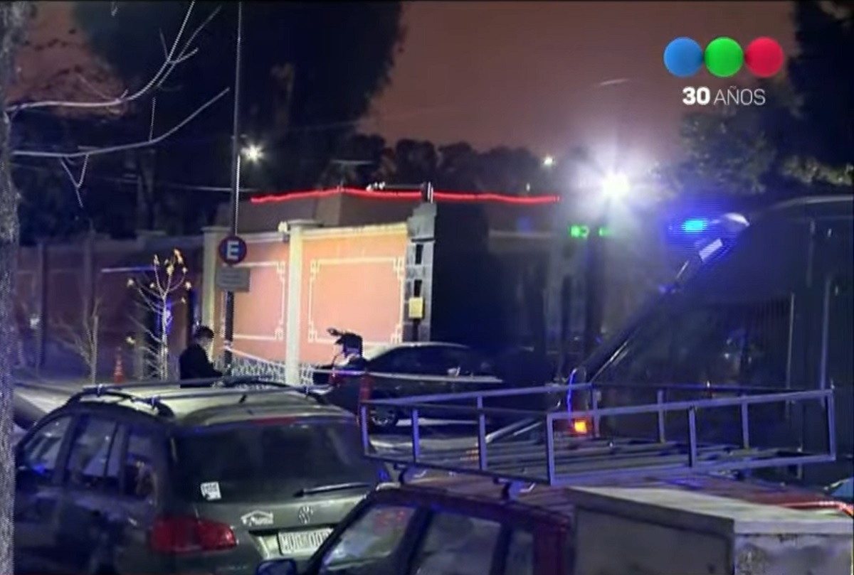 Muškarac se automobilom zaletio u vrata kineskog veleposlanstva u Buenos Airesu