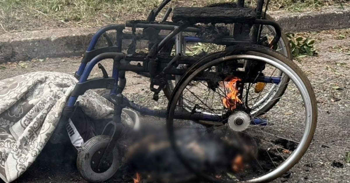 Ruski dron se zabio u civile u Nikopolju: Na cesti ostala uništena invalidska kolica