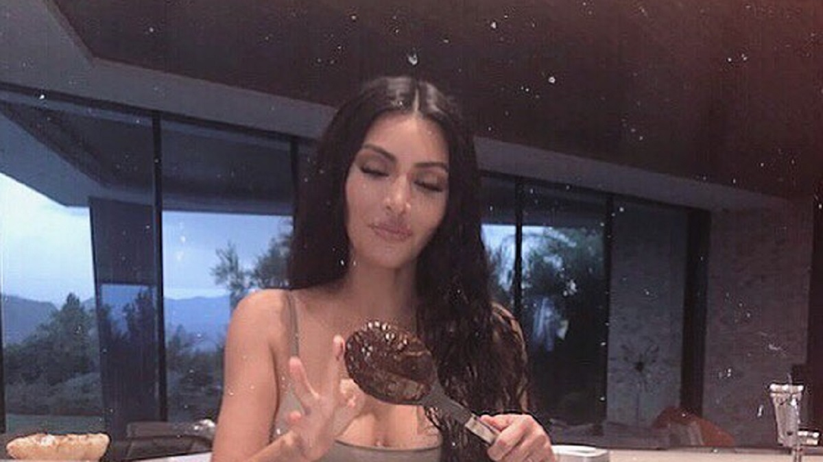 Kim Kardashian u donjem rublju može sve, pa i peći kolače