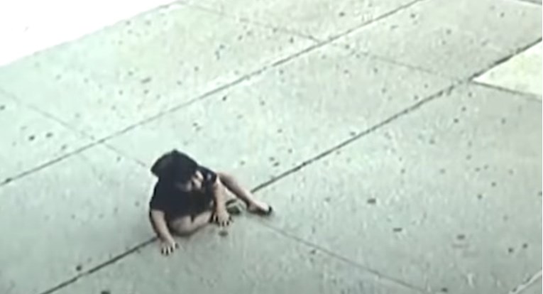 VIDEO Trogodišnjak u New Yorku preživio pad s petog kata
