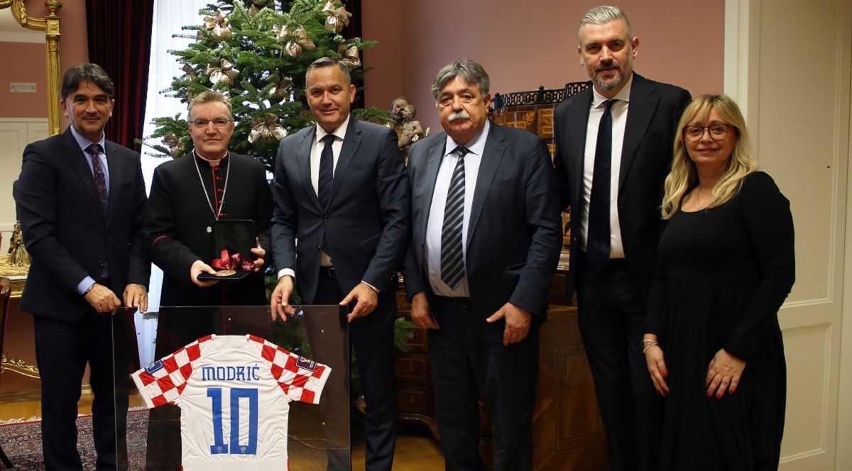 Dalić posjetio biskupa Bozanića i poklonio mu medalju iz Katara i Modrićev dres