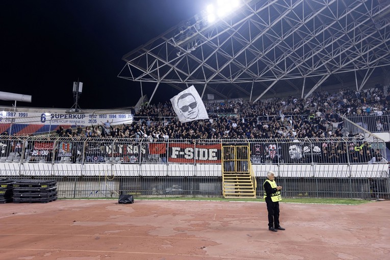 Torcida vraća otete transparente iz respekta prema preminulim navijačima Ajaxa?