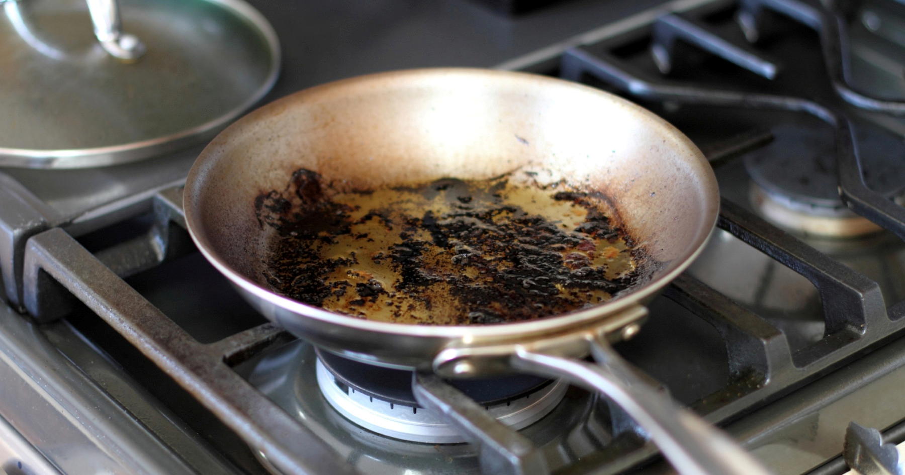 Jednostavan trik za spas zagorjele tave bez jakih kemikalija