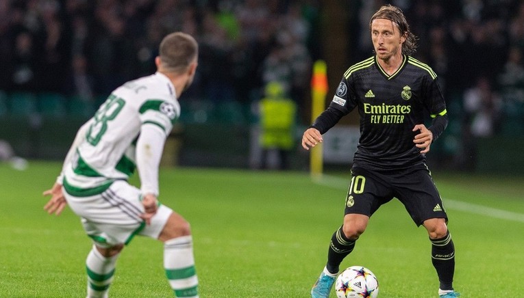 Modrić čisti, presreće, dribla, dodaje, zabija. Video doktorske partije u Glasgowu