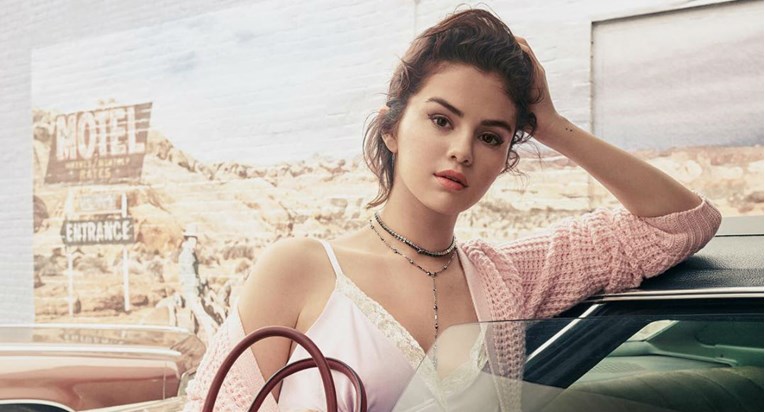 Selena Gomez je potvrdila veliki trend za jesen u povoljnom high-street komadu